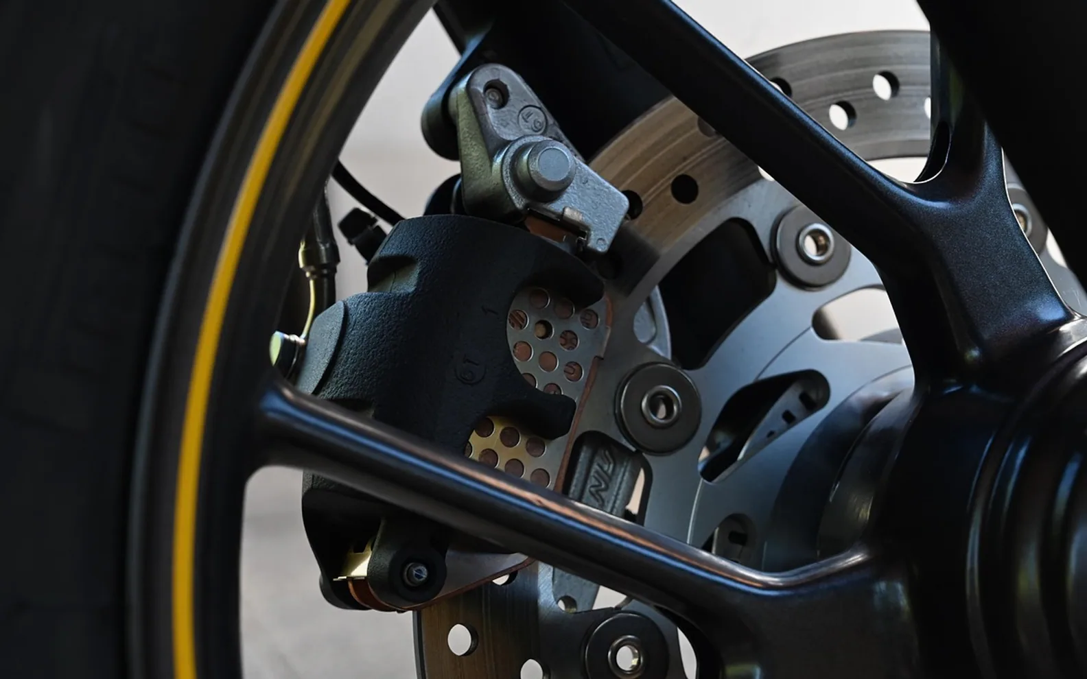 Caliper, brake and wheel