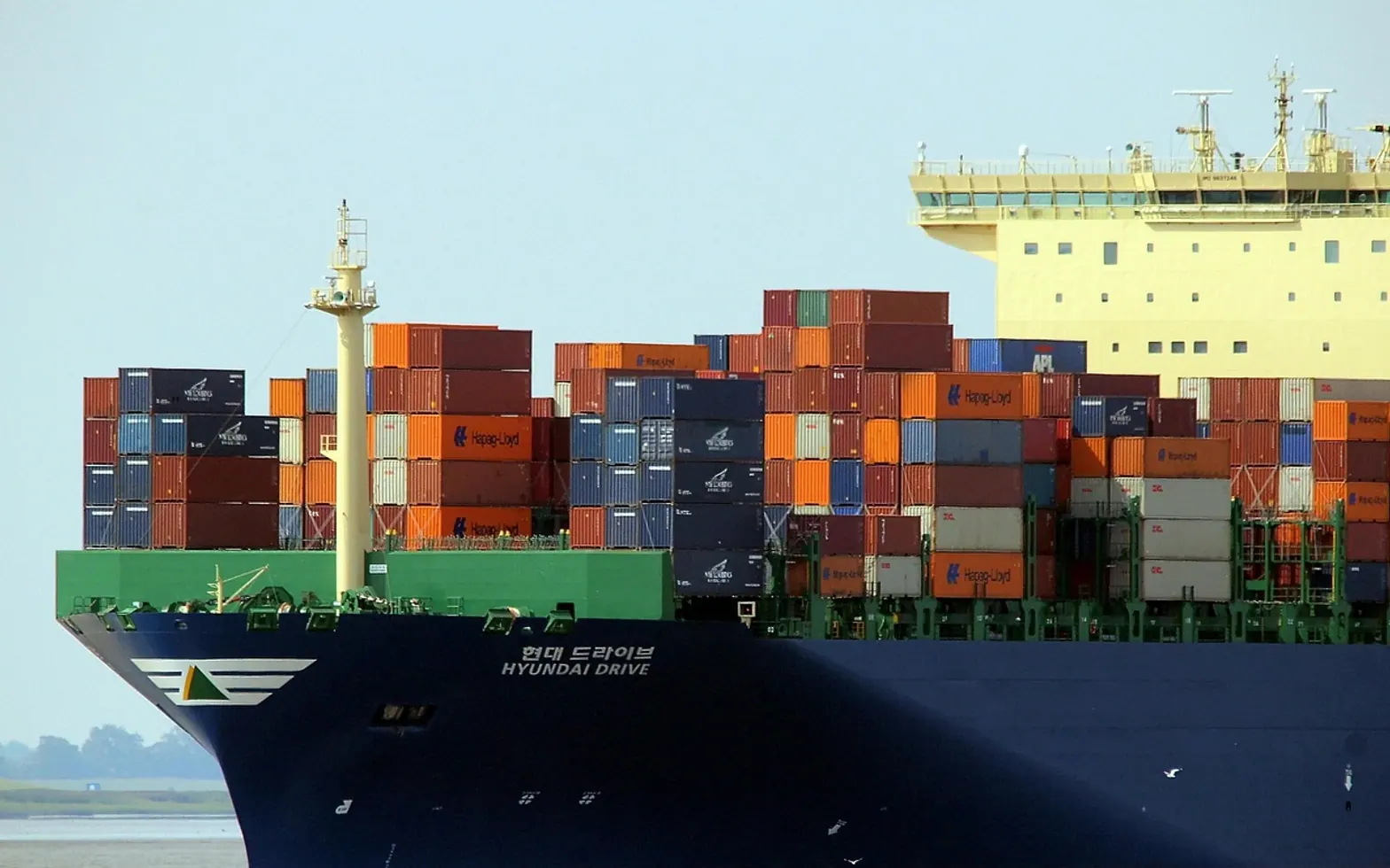 Container, ship and container freighter